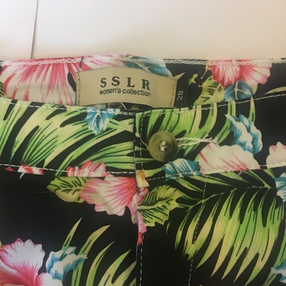 High Waisted Pleated Hawaiian Floral Shorts - Picture 6 of 8